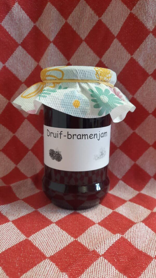 Pruim-zwarte bes jam (half gezoet)