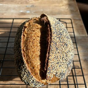 Biologisch zuurdesem spelt (donker) met zaden (gesneden)