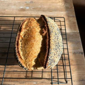 Biologisch zuurdesem spelt (licht) met zaden (gesneden)