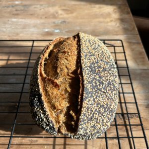 Biologisch zuurdesem spelt (midden) met zaden (ongesneden)