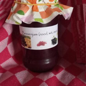 Rode, zwarte en witte bessen jam